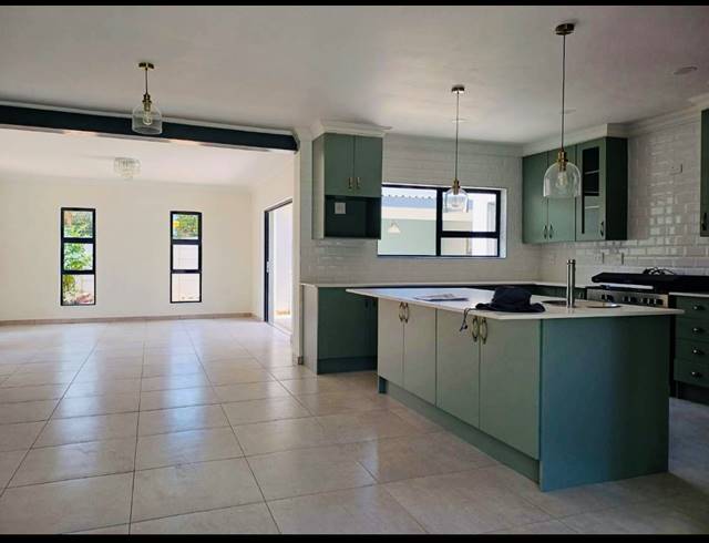 4 BEDROOM FREEHOLD FOR SALE IN BRACKENHURST